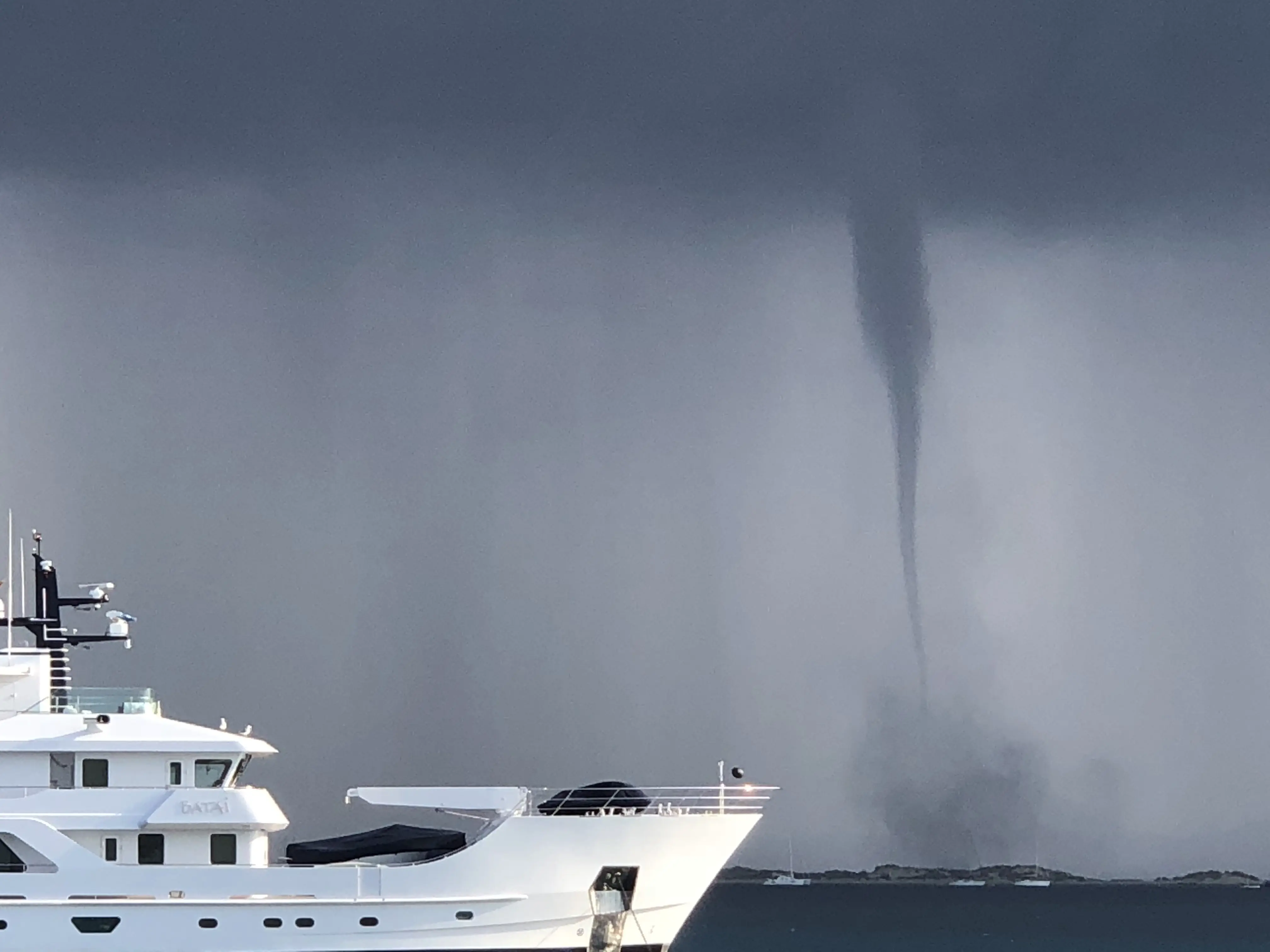 Yate en navegación con temporal al fondo
