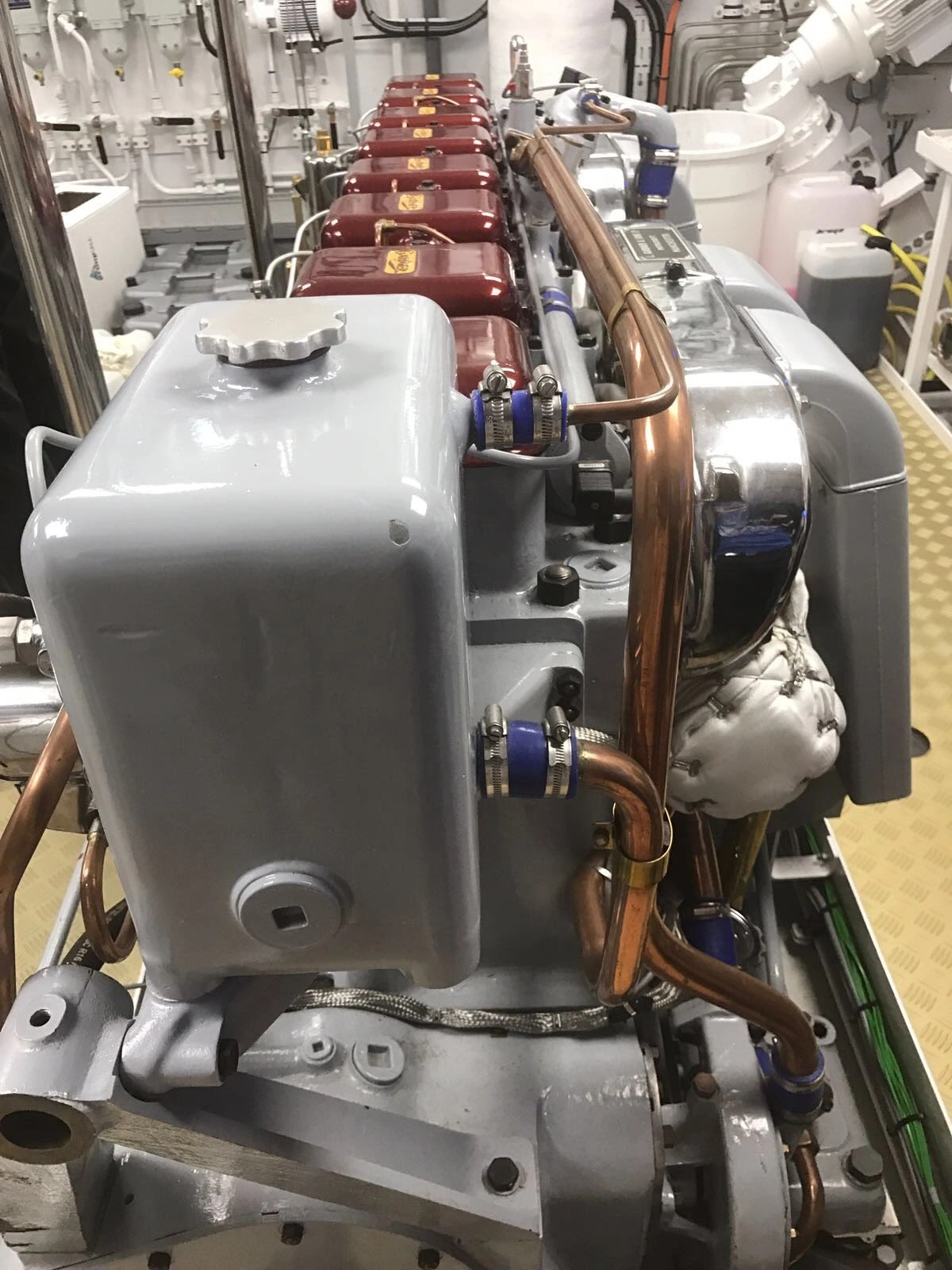 Detalle técnico de motor naval