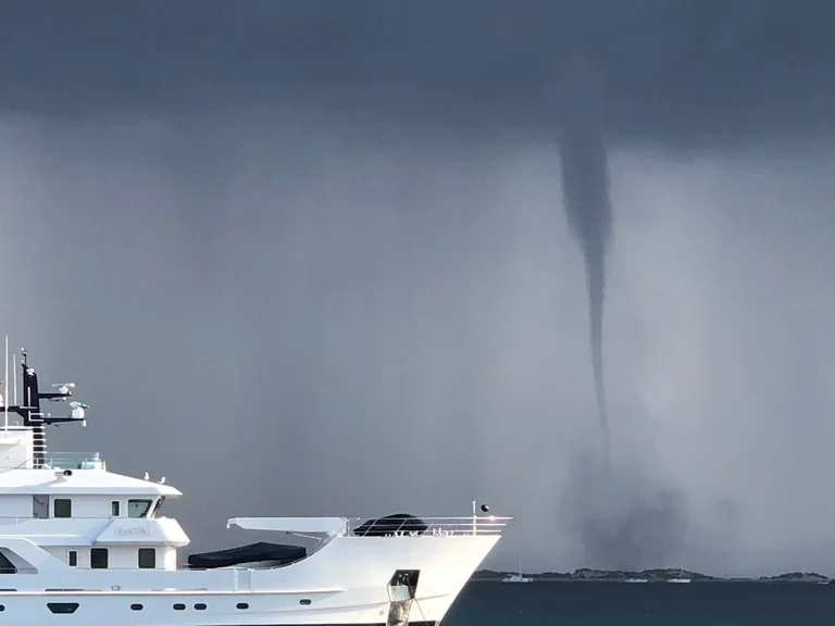 Yate en navegación con temporal al fondo
