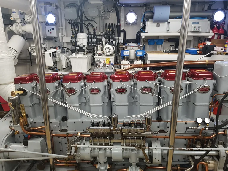 Detalle técnico de motor naval